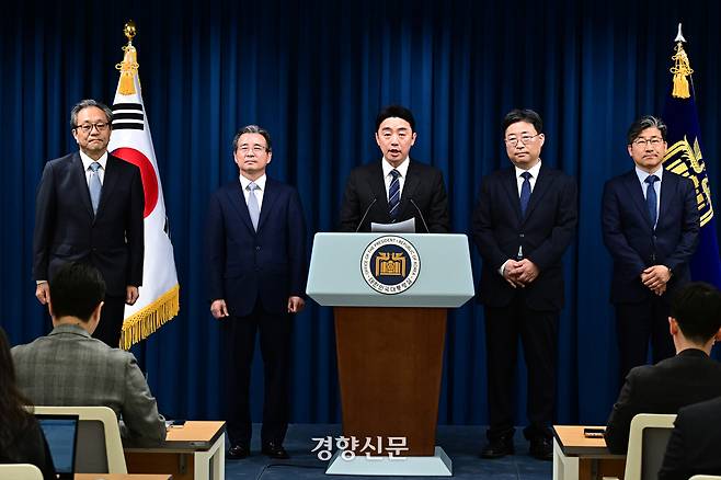 강훈식 대통령 비서실장이 6일 용산 대통령실 청사에서 대통령실 수석비서관 인선을 발표하고 있다. (왼쪽부터) 문진영 사회수석, 김용범 정책실장, 강 비서실장, 하준경 경제성장수석, 류덕현 재정기획보좌관. 대통령실사진기자단