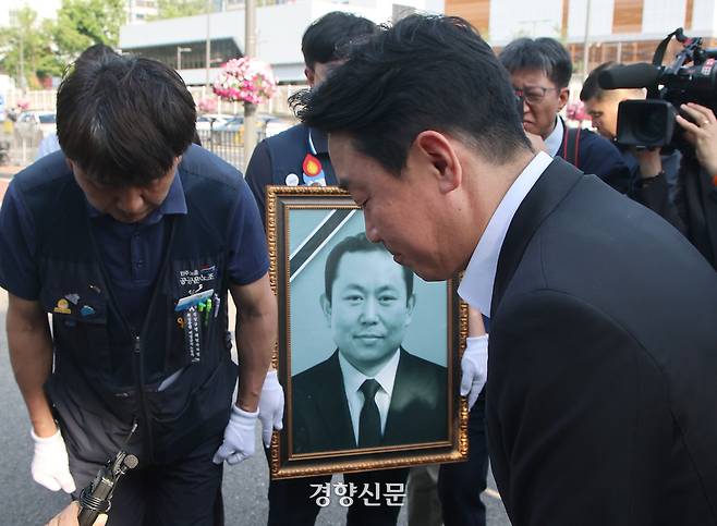 강훈식 대통령비서실장이 6일 용산 대통령실 인근 전쟁기념관 앞에서 태안화력발전소 사고 희생자 고(故) 김충현씨와 관련해 엄길용 공공운수노조 위원장, 유족, 사고 대책위 관계자로부터 요구 서한을 받은 뒤 인사를 하고 있다. 대통령실사진기자단