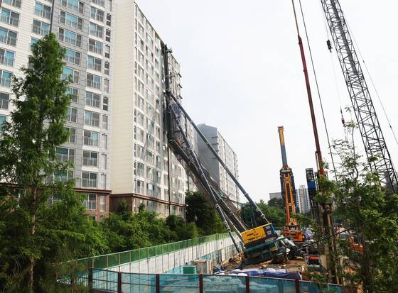 A construction drilling rig fell on a residential building in Yongin, Gyeonggi, at 10:13 p.m. on June 5, prompting an emergency evacuation but causing no injuries. The aftermath is seen in this photo taken on June 6. [YONHAP]