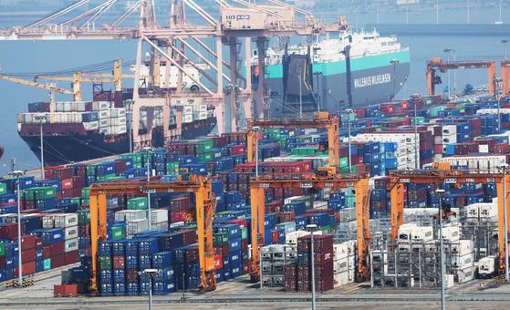 Containers are stacked at Pyeongtaek Port in Gyeonggi on June 1. [YONHAP]