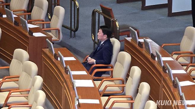 지난해 12월 7일 열린 국회 본회의에서 김건희 특검법이 재적 300명 중 찬성 198명, 반대 102명으로 부결됐다. 안철수 국민의힘 의원을 제외한 나머지 국민의힘 의원들이 본회의장을 떠났다. 임현범 기자