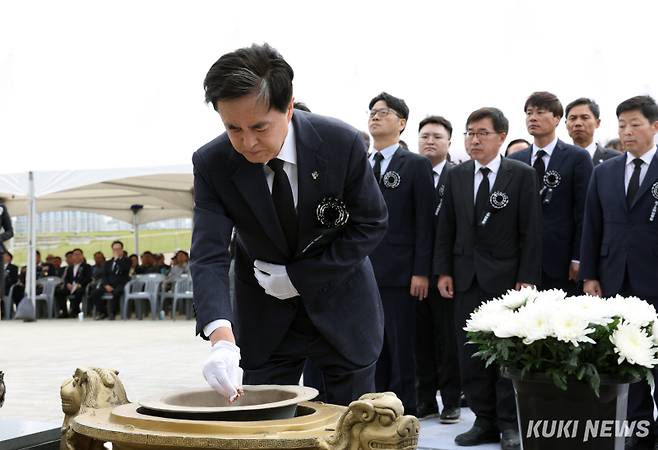 충남도는 6일 제70회 현충일을 맞아 충남보훈공원 충혼탑 광장에서 추념식을 열고 국가를 위해 희생한 순국선열과 호국영령의 숭고한 정신을 기렸다. 충남도 제공