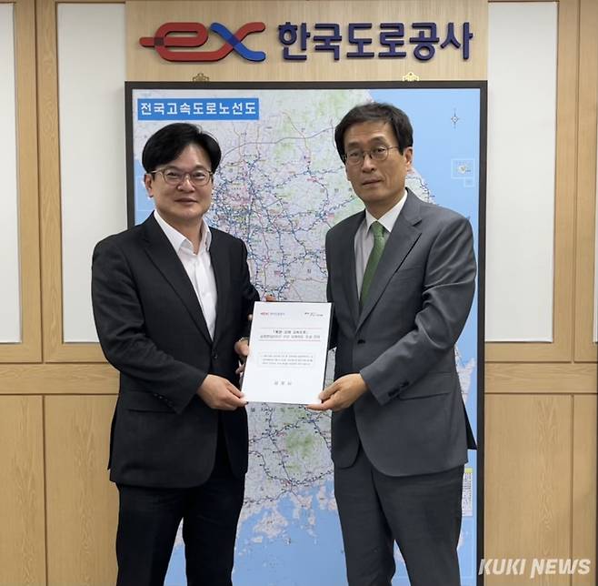 김병수 김포시장(왼쪽)이 4일 함진규 한국도로공사 사장에게 김포한강2지구 구간 지하화와 상부 공간 공원화를 건의했다. 김포시 제공&nbsp;