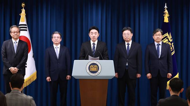 강훈식 대통령 비서실장(가운데)이 6일 서울 용산 대통령실 청사에서 대통령실 수석비서관 인선을 발표하고 있다. 왼쪽부터 문진영 사회수석비서관, 김용범 정책실장, 강 비서실장, 하준경 경제성장수석, 류덕현 재정기획보좌관. 연합뉴스