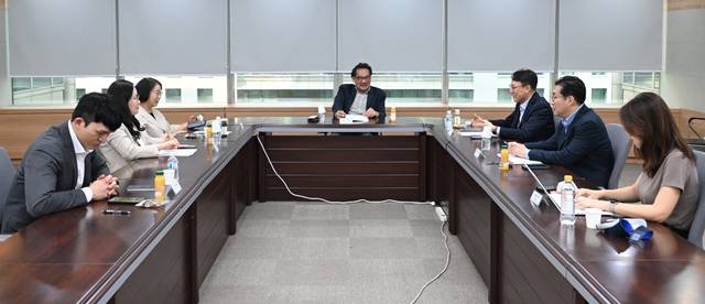 국민일보 3기 독자위원들이 지난달 28일 서울 여의도 본사에서 열린 올해 세 번째 회의에서 본보 기사 및 보도 방향을 논의하고 있다. 왼쪽부터 김상헌 최화진 조애신 독자위원, 안민호 독자위원장, 이대기 독자위원, 남혁상 국민일보 편집국 부국장, 정진영 국민일보 기자.      윤웅 기자