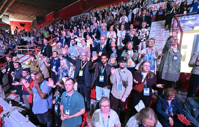 PWC에 참석한 청중이 손을 들어 함께 기도하는 모습. 여의도순복음교회 제공