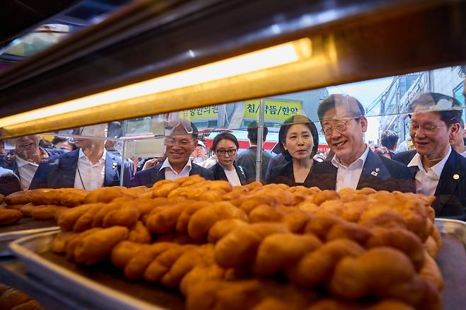 이재명 대통령과 김혜경 여사가 6일 오전 11시쯤 서울 동작구 사당동의 남성사계시장 방문해 시민들과 인사를 나누고 있다. 대통령실 제공