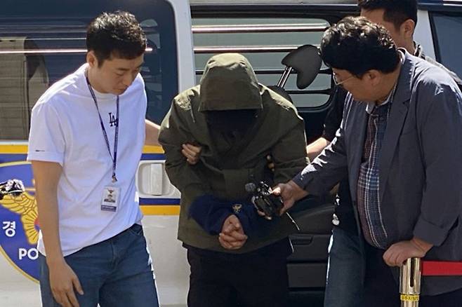 생활고를 비관해 처자식을 살해한 혐의로 체포된 지모(49) 씨가 4일 오전 광주지방법원에서 열린 구속 전 피의자 심문(영장실질심사)에 출석하고 있다. 연합뉴스