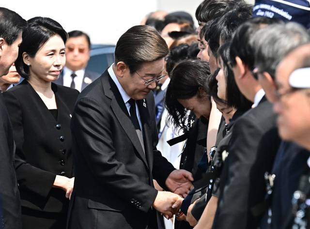 이재명 대통령이 6일 서울 동작구 국립서울현충원에서 특별 초청한 한 유가족을 위로하고 있다. 이 대통령은 지난달 해군 해상초계기 추락 사고로 순직한 고 박진우 중령, 고 이태훈 소령, 고 윤동규 상사, 고 강신원 상사 유족과 2023년 12월 서귀포 감귤창고 화재 현장에서 순직한 고 임성철 소방장의 유족을 추념식에 특별 초청해 위로했다. 김지훈 기자