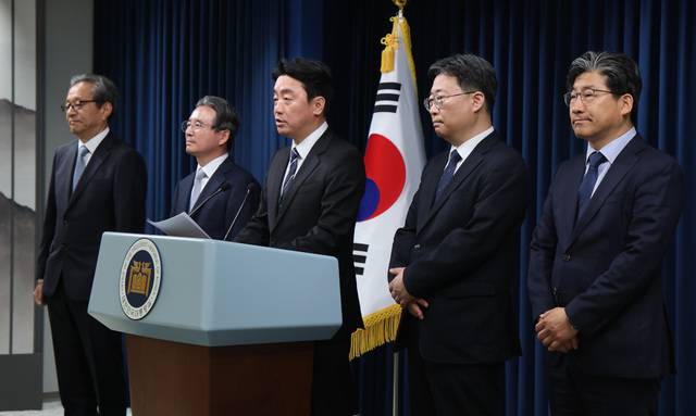 강훈식 대통령 비서실장이 6일 서울 용산 대통령실 청사에서 대통령실 참모 인선을 발표하고 있다. 왼쪽부터 문진영 사회수석, 김용범 정책실장, 강 비서실장, 하준경 경제성장수석, 류덕현 재정기획보좌관. 김지훈 기자