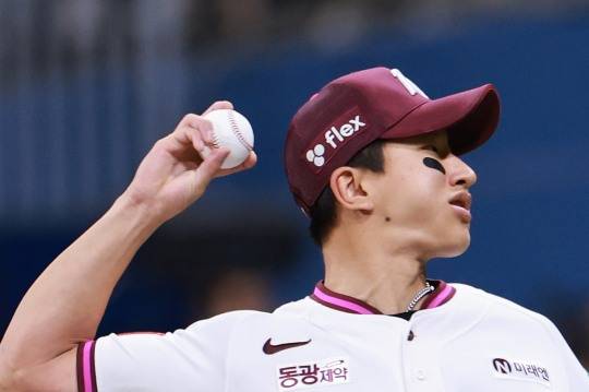 8회초 위기에 올라온 키움 주승우. 사진[연합뉴스]