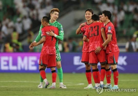 한국 선수들이 승리 후 기뻐하고 있다.