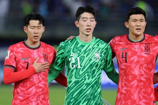 애국가 부르는 손흥민-조현우-김민재. 사진[연합뉴스]