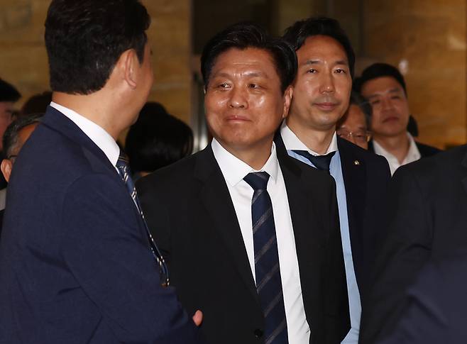 조승래 더불어민주당 의원이 5일 서울 여의도 국회에서 열린 본회의에 참석하고 있다. [사진 = 뉴스1]