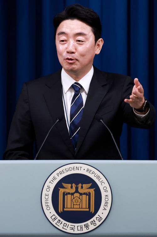 강훈식 대통령비서실장이 6일 서울 용산 대통령실 청사 브리핑실에서 대통령실 조직개편안에 관해 설명하고 있다. [사진출처 = 연합뉴스]