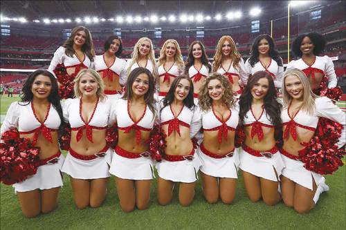 미국 치어리더들의 표준화된 미소. 미국의 젊은 여성들은 유난히 잘 웃는다. 얼굴에서 눈과 입에 시선이 집중되는 서양 문화의 특징이라고 해석할 수 있다. 아울러, 남성보다 젊은 여성에게 미소를 강요하는 서구 주류 문화의 영향이라는 주장이 있다. (AFP=연합뉴스)