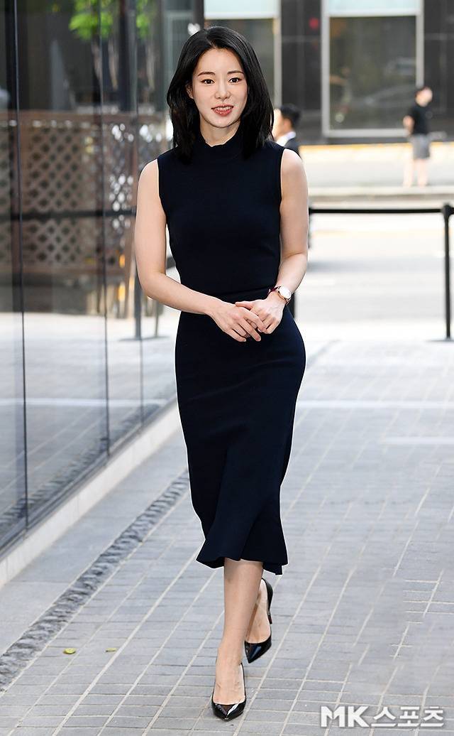 임지연은 카메라 앞에서 차분한 미소로 한층 성숙해진 분위기를 연출했다. 사진=천정환 기자