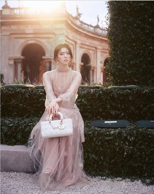 배우 한소희가 또 한 번의 반전 비주얼로 팬들의 시선을 사로잡았다.  사진=한소희 SNS