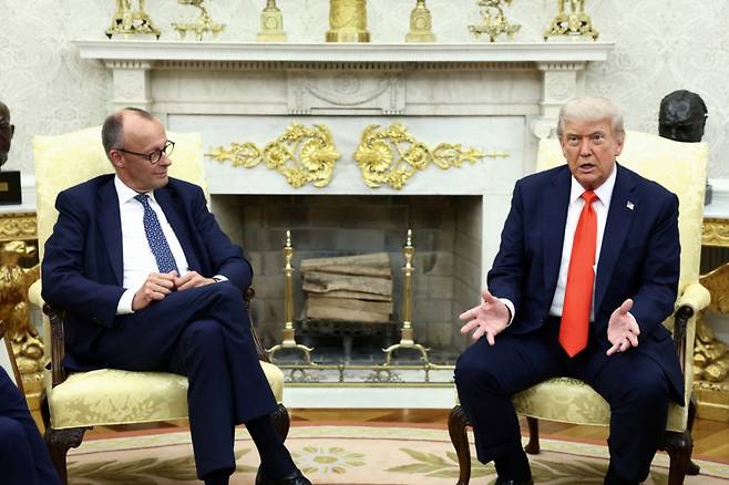 도널드 트럼프 미국 대통령과 프리드리히 메르츠 독일 총리가 5일(현지시간) 워싱턴 백악관에서 회담을 하고 있다. /로이터=뉴스1