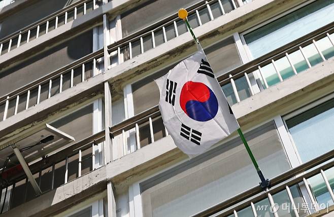 (서울=뉴스1) 장수영 기자 = 제70회 현충일인 6일 오전 서울의 한 아파트 단지 일부세대에 태극기가 게양돼 있다. 2025.6.6/뉴스1  Copyright (C) 뉴스1. All rights reserved. 무단 전재 및 재배포,  AI학습 이용 금지. /사진=(서울=뉴스1) 장수영 기자