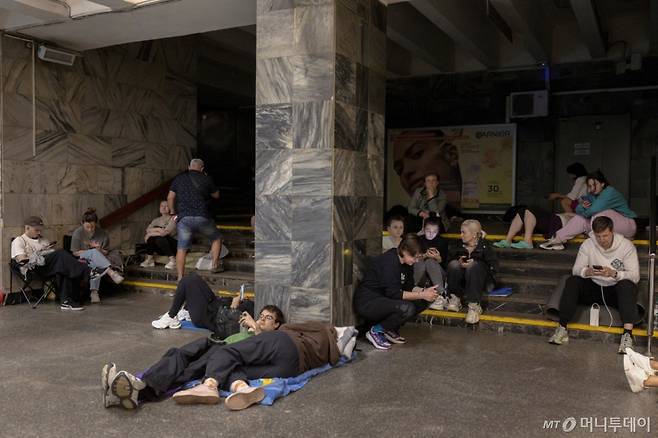 (키이우 로이터=뉴스1) 이지예 객원기자 = 6일(현지시간) 우크라이나 수도 키이우의 지하철 대피소에 시민들이 러시아 공습을 피해 모여 있다. 2025.06.06.  ⓒ 로이터=뉴스1  Copyright (C) 뉴스1. All rights reserved. 무단 전재 및 재배포,  AI학습 이용 금지. /사진=(키이우 로이터=뉴스1) 이지예 객원기자