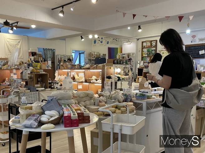 서울 마포구 제로웨이스트 상점에는 여러 생필품을 팔고 있다.  사진은 상점에서 물건을 고르는 손님. /사진=남동주 기자