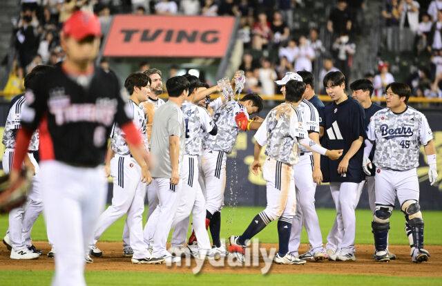 2025년 6월 5일 오후 서울 잠실구장에서 진행된 '2025 신한 SOL뱅크 KBO 리그' KIA 타이거즈와 두산 베어스의 경기. 두산 김민석이 연장 10회말 2사 1.2루서 끝내기 안타로 2-1 승리를 한 뒤 기뻐하고 있다./잠실 = 유진형 기자