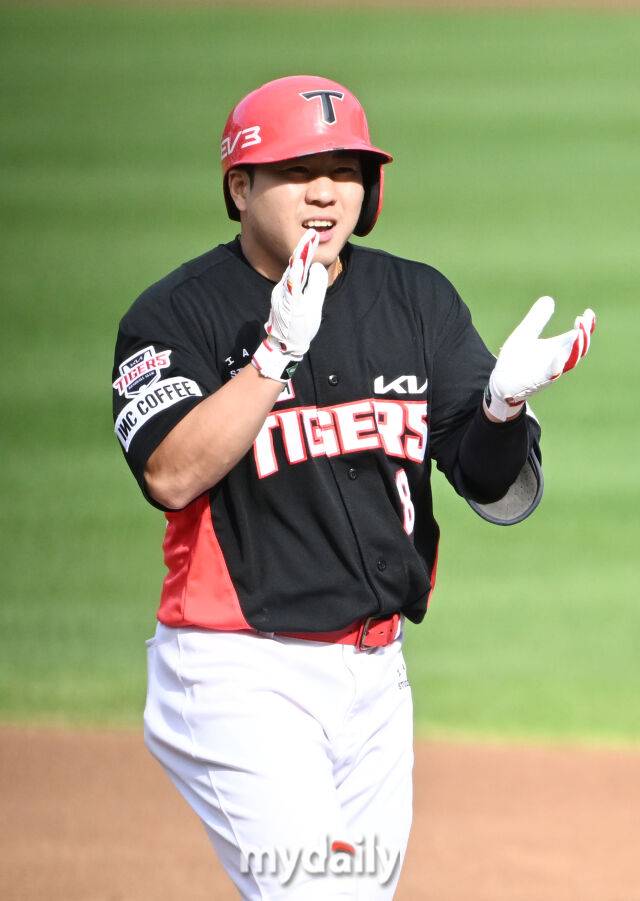 26일 오후 대구광역시 연호동 대구삼성라이온즈파크 에서 진행된 '2024 프로야구 KBO리그 포스트시즌' 한국시리즈 4차전 삼성라이온즈와 KIA타이거즈의 경기. 기아 이창진이 2회초 안타를 친 뒤 환호하고 있다./마이데일리