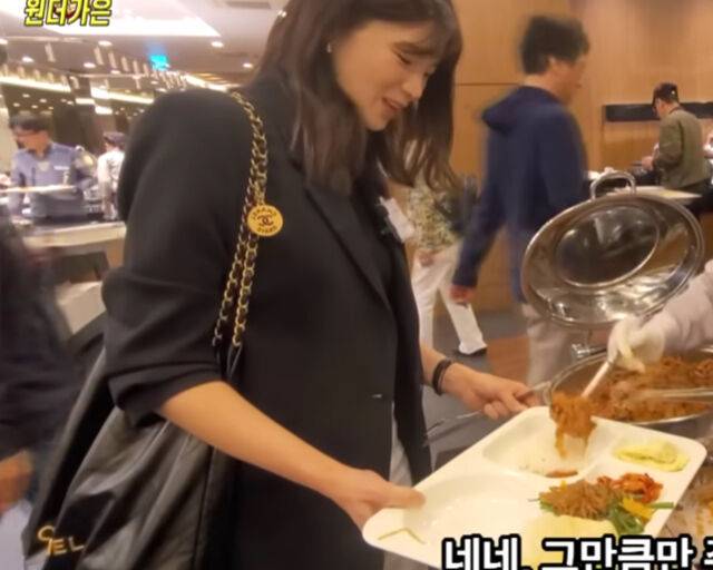 정가은이 명품 가방을 들고 구내식당에서 밥을 먹었다. / 유튜브 '원더가은_정가은' 캡처