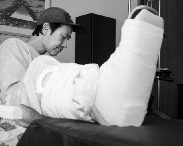 엄태웅이 다리 부상으로 병원을 찾은 사실이 알려져 눈길을 끌고 있다. / 엄태웅 소셜미디어 캡처