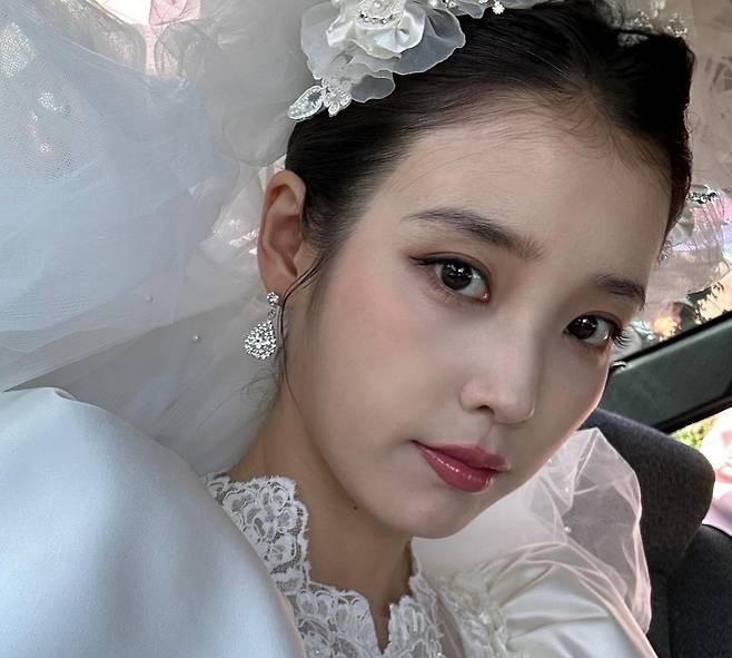 넷플릭스 오리지널 ‘폭싹 속았수다’에 출연한 아이유. 이재명 대통령은 후보시절 ‘폭싹 속았수다’를 언급하며 국내 OTT에 대한 지원을 확대하겠다고 강조했다. [인스타그램 갈무리]