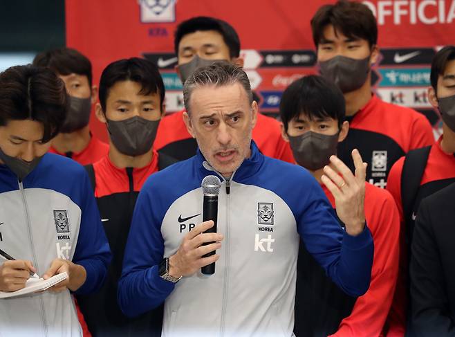 [인천공항=뉴시스] 김금보 기자 = 2022 카타르 월드컵에서 16강 진출 성적을 거둔 한국 축구대표팀 벤투 감독이 지난 2022년 12월7일 오후 인천국제공항을 통해 귀국해 팬들에게 감사 인사를 하고 있다. 2022.12.07. kgb@newsis.com