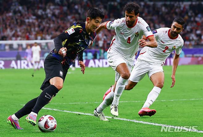 [서울=뉴시스] 김근수 기자 = 사진은 지난해 2월7일(한국시간) 카타르 알라이얀 아흐마드 빈 알리 스타디움 열린 2023 아시아축구연맹(AFC) 아시안컵 요르단과의 준결승전 당시 손가락에 붕대를 맨 채 돌파하는 손흥민. 2024.02.14. ks@newsis.com