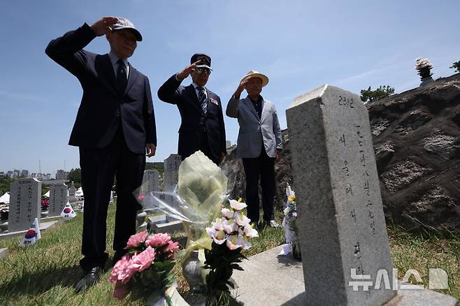 [서울=뉴시스] 김명년 기자 = 현충일을 하루 앞둔 5일 서울 동작구 국립서울현충원에서 참배객들이 묘역에 참배하고 있다. 2025.06.05. kmn@newsis.com