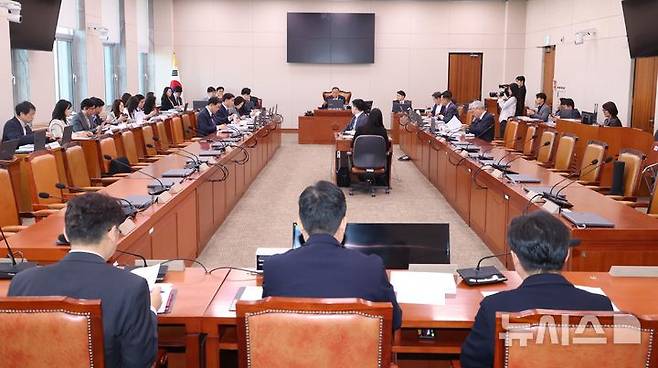 [서울=뉴시스] 조성봉 기자= 김원이 국회 산자위 산업통상자원특허 소위원장이 8일 오전 서울 여의도 국회에서 열린 산업통상자원중소벤처기업위원회 제1차 산업통상자원특허 소위원회에서 회의를 주재하고 있다. 2025.04.08. suncho21@newsis.com