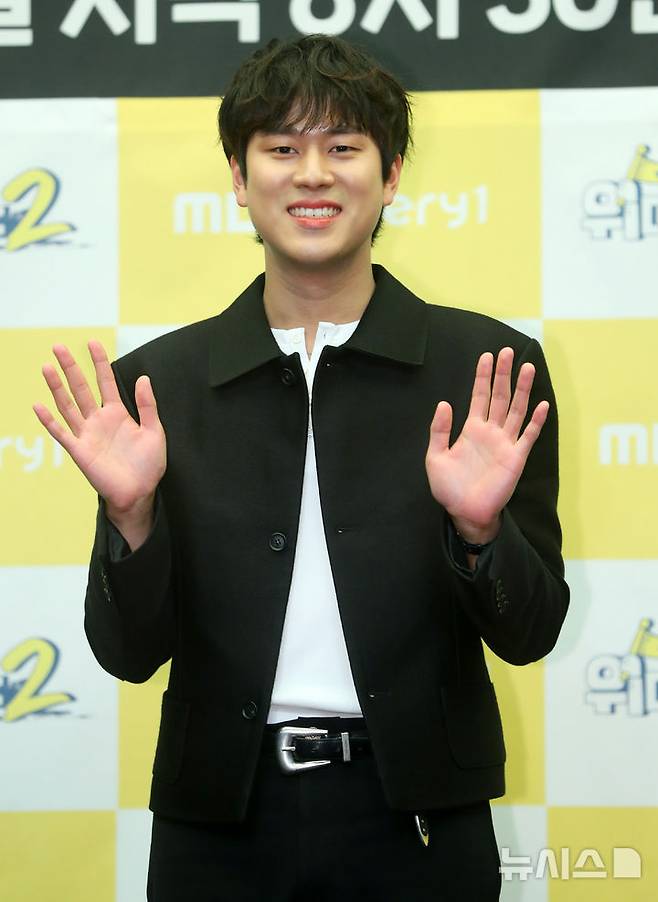 [서울=뉴시스] 김혜진 기자 = 가수 이무진이 8일 오후 서울 마포구 스탠포드 호텔에서 열린 MBC에브리원 예능프로그램 '위대한 가이드2' 제작발표회에서 포즈를 취하고 있다. 2025.04.08. jini@newsis.com