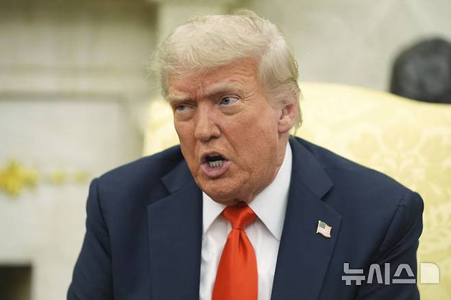 [워싱턴=AP/뉴시스]도널드 트럼프 미국 대통령이 5일(현지 시간) 백악관 집무실에서 프리드리히 메르츠 독일 총리와 회담에 앞서 취재진 질문에 답변하고 있다. 2025.06.06.