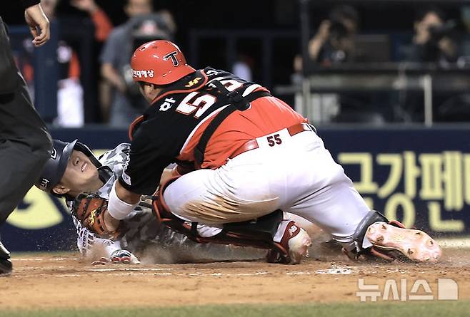 [서울=뉴시스] 정병혁 기자 = 5일 서울 송파구 잠실야구장에서 열린 2025 KBO리그 KIA 타이거즈와 두산 베어스의 경기, 9회말 2사 1, 2루 상황 두산 김동준이 안타 때 2루 주자 박준순이 홈에서 아웃되고 있다. 2025.06.05. jhope@newsis.com