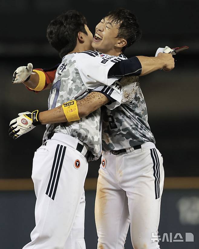 [서울=뉴시스] 정병혁 기자 = 5일 서울 송파구 잠실야구장에서 열린 2025 KBO리그 KIA 타이거즈와 두산 베어스의 경기, 2-1로 승리한 김민석과 두산 선수들이 기뻐하고 있다. 2025.06.05. jhope@newsis.com