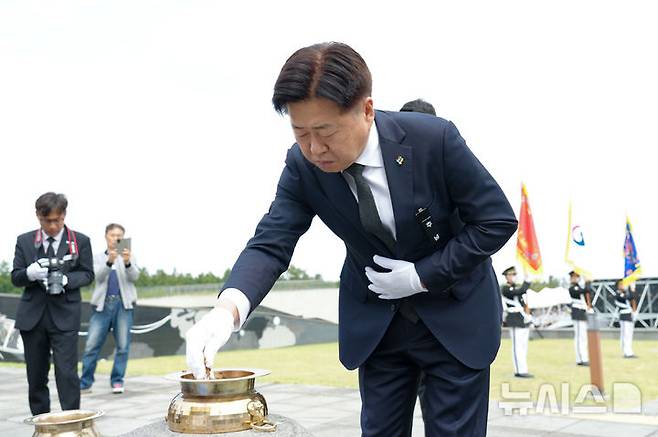 [제주=뉴시스] 오영훈 제주지사가 6일 오전 국립제주호국원 현충광장에서 열린 제70회 현충일 추념식에서 호국영령을 위해 분향 및 참배하고 있다. (사진=제주도 제공) 2025.06.06. photo@newsis.com *재판매 및 DB 금지