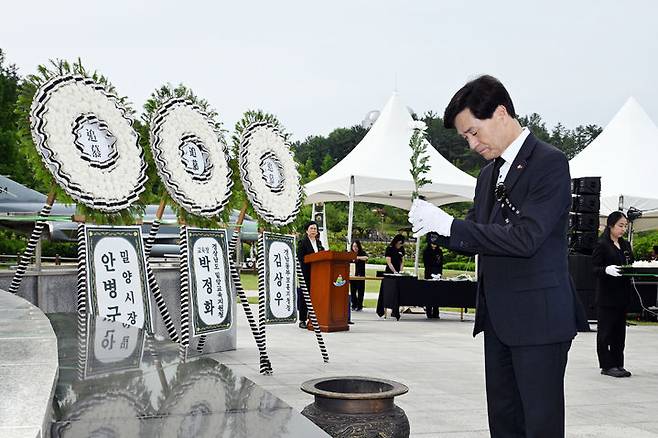 [밀양=뉴시스] 안병구 경남 밀양시장이 6일 충혼탑에서 거행된 제70회 현충일 추념식에서 헌화하고 있다. (사진=밀양시 제공) 2025.06.06. photo@newsis.com  *재판매 및 DB 금지