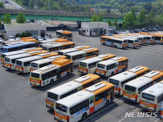 [울산=뉴시스] 배차를 기다리는 시내버스가 모여있는 울산 울주군 율리공영차고지. (사진=뉴시스DB) photo@newsis.com
