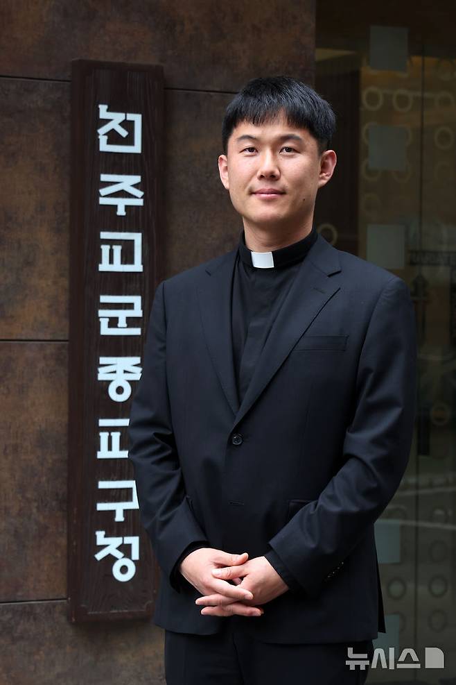 [서울=뉴시스] 박진희 기자 = 천주교 군종교구 김영송(알베르토) 신부가 2일 서울 용산구 천주교 군종교구청에서 인터뷰 하고 있다. 2025.06.07. pak7130@newsis.com