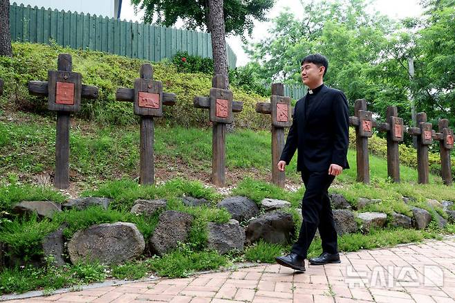 [서울=뉴시스] 박진희 기자 = 천주교 군종교구 김영송(알베르토) 신부가 2일 서울 용산구 천주교 군종교구청에서 인터뷰를 마치고 왜고개 성지 돌아보고 있다. 2025.06.02. pak7130@newsis.com