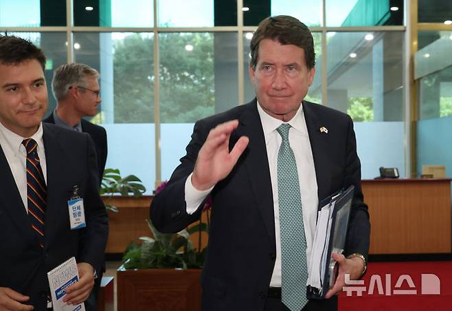 [서울=뉴시스] ﻿﻿도널드 트럼프 미국 대통령의 측근으로 꼽히는 빌 해거티(공화·테네시) 미국 연방 상원의원이 5일(현지 시간) 이재명 대통령의 당선을 축하하며 한미 관계 강화 의지를 밝혔다. 사진은 해거티 의원이 지난해 9월 방한 당시 외교부 건물로 들어서는 모습. 2025.06.06