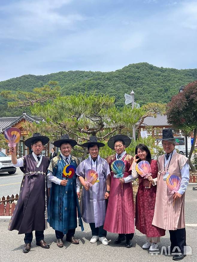 [전주=뉴시스] 6일 전주 왕의지밀 컨벤션센터에서 '제4회 세계관광산업컨퍼런스'를 개최된 가운데 노홍석 전북도 행정부지사 등이 기념촬영을 하고 있다. 2025.06.06  *재판매 및 DB 금지