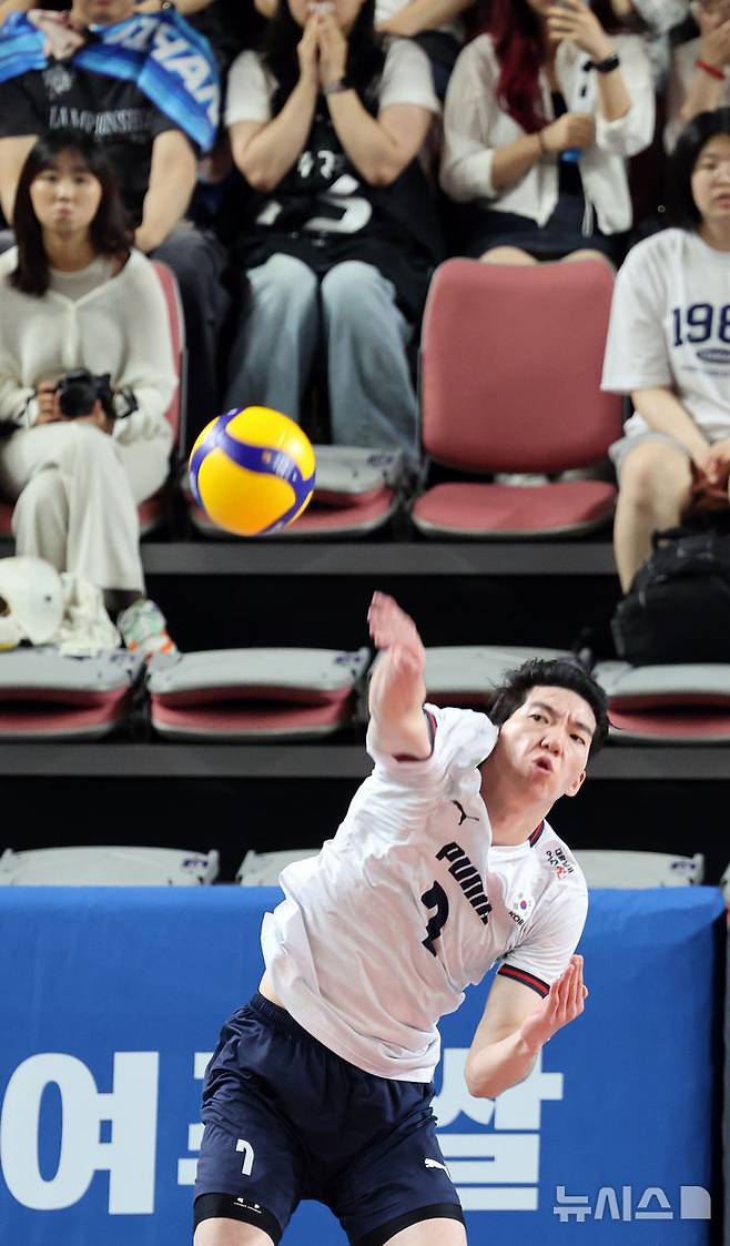 [천안=뉴시스] 강종민 기자 = 6일 충남 천안 유관순체육관에서 열린 2025 대한민국과 네덜란드 남자배구 국가대표 평가전에서 한국 허수봉이 강서브를 넣고 있다. 2025.06.06. ppkjm@newsis.com