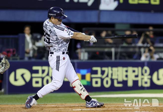[서울=뉴시스] 홍효식 기자 = 4일 서울 송파구 잠실야구장에서 열린 2025 KBO리그 KIA 타이거즈와 두산 베어스의 경기, 5회말 2사 주자없는 상황 두산 양의지가 솔로 홈런을 치고 있다. 2025.06.04. yesphoto@newsis.com