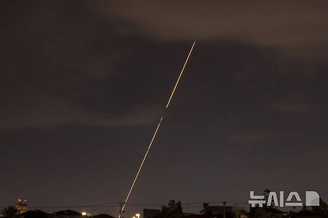 [하데라=AP/뉴시스]지난해 10월1일(현지시각) 이란에서 발사된 로켓을 요격하기 위해 이스라엘 하데라에서 방공 시스템이 발사되고 있다. 2026.06.06.