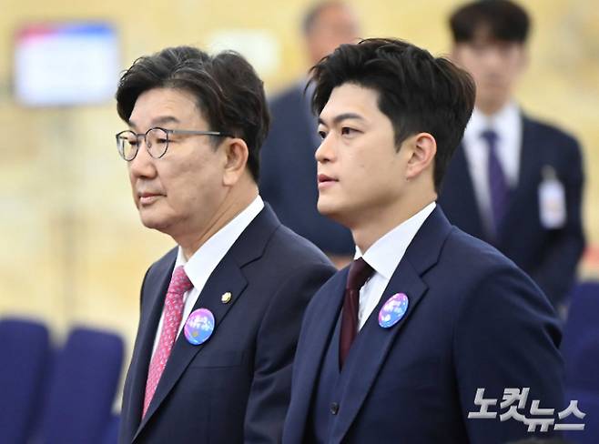 국민의힘 김용태 비상대책위원장(오른쪽)과 권성동 원내대표. 윤창원 기자